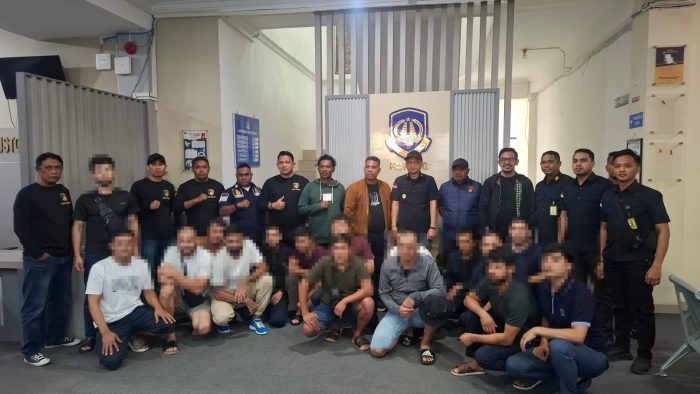 16 orang WNA asal Uzbekistan saat diserahkan ke pihak Imigrasi (ist)