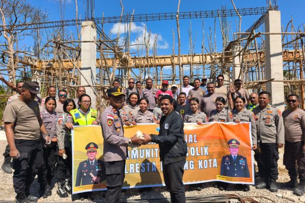 Komunitas Katolik Polresta Kupang Kota saat menyerahkan bantuan (ist)