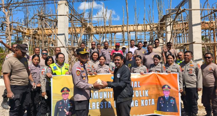 Komunitas Katolik Polresta Kupang Kota saat menyerahkan bantuan (ist) Komunitas Katolik Polresta Kupang Kota saat menyerahkan bantuan (ist)