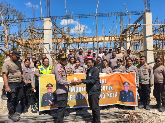 Komunitas Katolik Polresta Kupang Kota saat menyerahkan bantuan (ist)