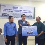 Pimpinan Bank BRI saat memberikan unit mobil ke Kopdit Swasti Sari