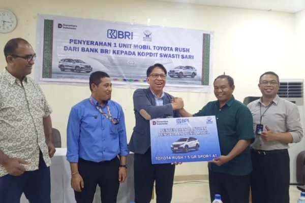 Pimpinan Bank BRI saat memberikan unit mobil ke Kopdit Swasti Sari