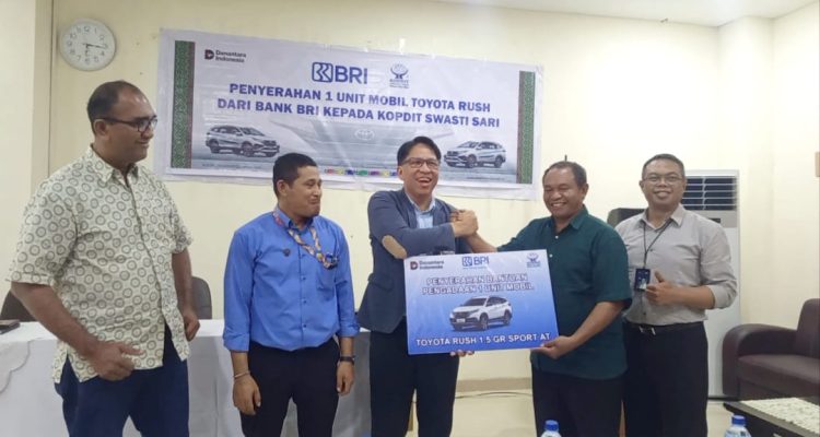 Pimpinan Bank BRI saat memberikan unit mobil ke Kopdit Swasti Sari Pimpinan Bank BRI saat memberikan unit mobil ke Kopdit Swasti Sari