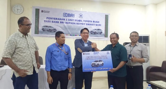 Pimpinan Bank BRI saat memberikan unit mobil ke Kopdit Swasti Sari