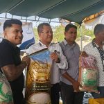 Piterson Lay mengangkat bersa premium hasil produksi CV. Sharen Puteri Mandiri bersama Bupati Yosef Lede (yandry/kupangterkini.com) Piterson Lay mengangkat bersa premium hasil produksi CV. Sharen Puteri Mandiri bersama Bupati Yosef Lede (yandry/kupangterkini.com)