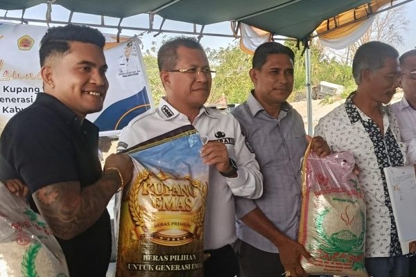 Piterson Lay mengangkat bersa premium hasil produksi CV. Sharen Puteri Mandiri bersama Bupati Yosef Lede (yandry/kupangterkini.com) Piterson Lay mengangkat bersa premium hasil produksi CV. Sharen Puteri Mandiri bersama Bupati Yosef Lede (yandry/kupangterkini.com)
