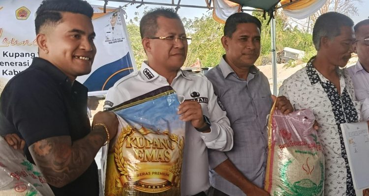 Piterson Lay mengangkat bersa premium hasil produksi CV. Sharen Puteri Mandiri bersama Bupati Yosef Lede (yandry/kupangterkini.com) Piterson Lay mengangkat bersa premium hasil produksi CV. Sharen Puteri Mandiri bersama Bupati Yosef Lede (yandry/kupangterkini.com)