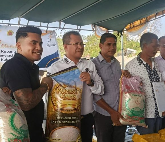 Piterson Lay mengangkat bersa premium hasil produksi CV. Sharen Puteri Mandiri bersama Bupati Yosef Lede (yandry/kupangterkini.com)