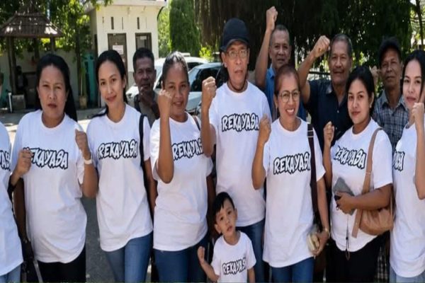Keluarga 7 Terdakwa kasus Sebastian Bokol (yandry/kupangterkini.com) Keluarga 7 Terdakwa kasus Sebastian Bokol (yandry/kupangterkini.com)