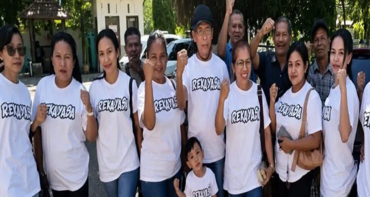Keluarga 7 Terdakwa kasus Sebastian Bokol (yandry/kupangterkini.com) Keluarga 7 Terdakwa kasus Sebastian Bokol (yandry/kupangterkini.com)