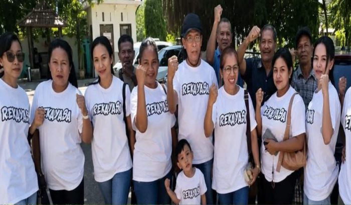 Keluarga 7 Terdakwa kasus Sebastian Bokol (yandry/kupangterkini.com)