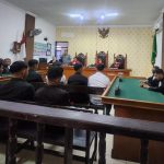 Para terdakwa ketika penyerahan tahap II Para terdakwa ketika penyerahan tahap II