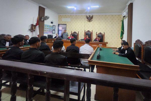 Para terdakwa ketika penyerahan tahap II Para terdakwa ketika penyerahan tahap II