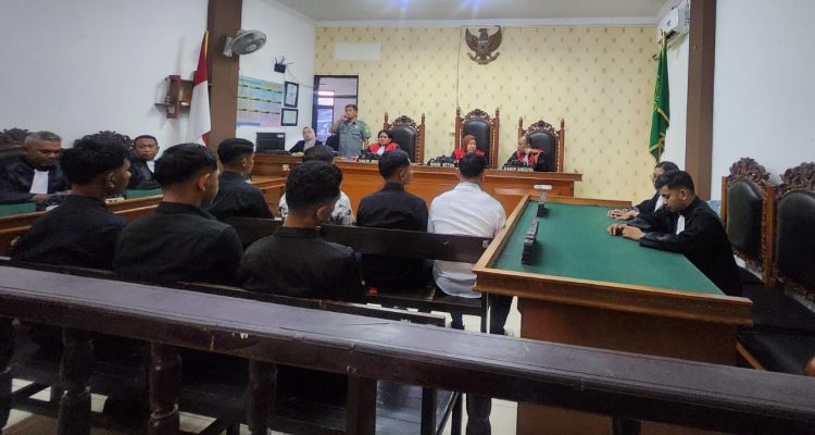 Para terdakwa ketika penyerahan tahap II Para terdakwa ketika penyerahan tahap II