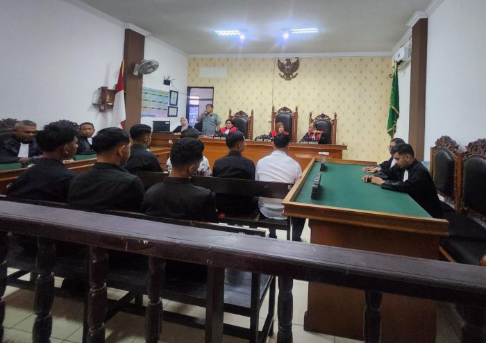 Para terdakwa ketika penyerahan tahap II