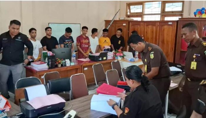 Para terdakwa ketika penyerahan tahap II