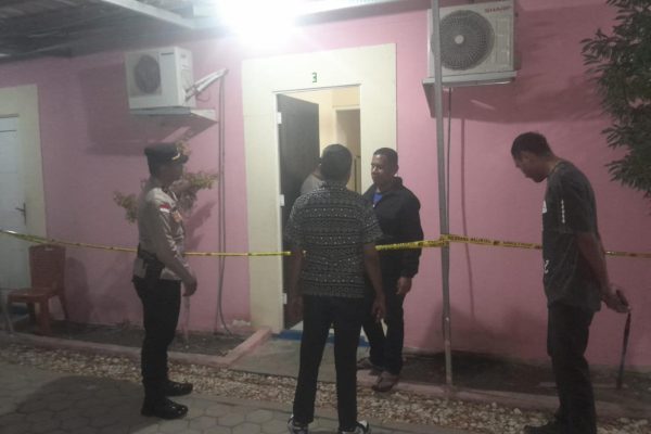 Kapolsek Kota Raja, AKP Leyfrids Mada bersama anggota di TKP. Kapolsek Kota Raja, AKP Leyfrids Mada bersama anggota di TKP.
