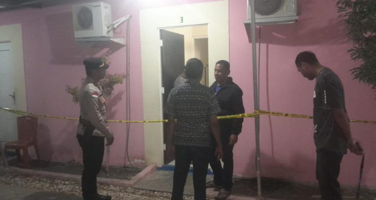 Kapolsek Kota Raja, AKP Leyfrids Mada bersama anggota di TKP. Kapolsek Kota Raja, AKP Leyfrids Mada bersama anggota di TKP.