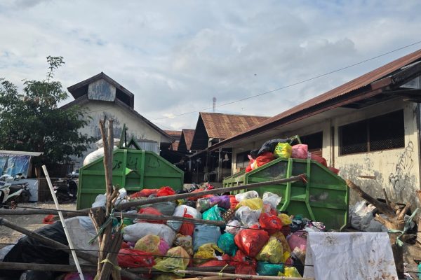 Sampah yang menumpuk di Pasar Inpres Naikoten