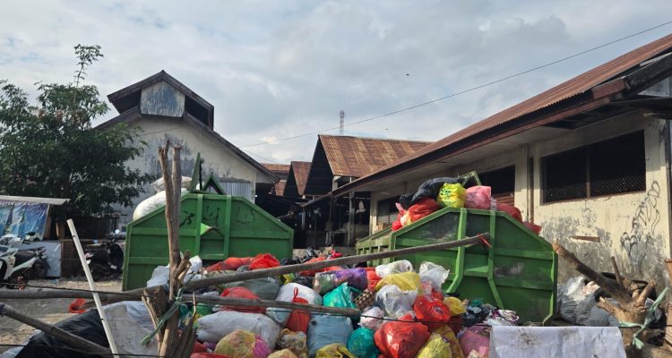 Sampah yang menumpuk di Pasar Inpres Naikoten Sampah yang menumpuk di Pasar Inpres Naikoten