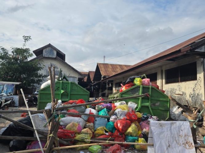 Sampah yang menumpuk di Pasar Inpres Naikoten