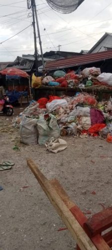 Sampah yang menumpuk di Pasar Inpres Naikoten