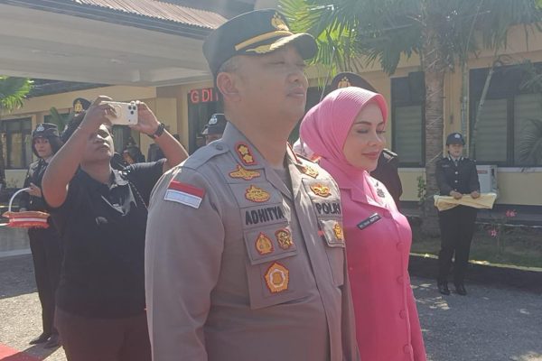 Kapolres Kupang yang baru, AKBP Adhitya Octovio Putra bersama istri (yandry/kupangterkini.com)