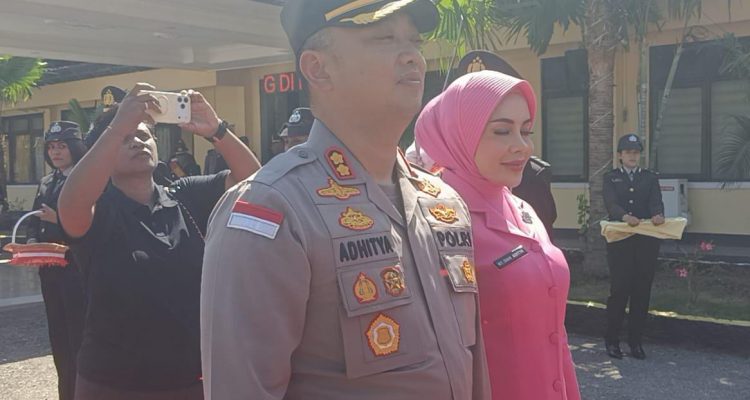 Kapolres Kupang yang baru, AKBP Adhitya Octovio Putra bersama istri (yandry/kupangterkini.com)