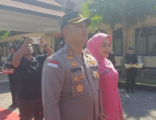 Kapolres Kupang yang baru, AKBP Adhitya Octovio Putra bersama istri (yandry/kupangterkini.com)