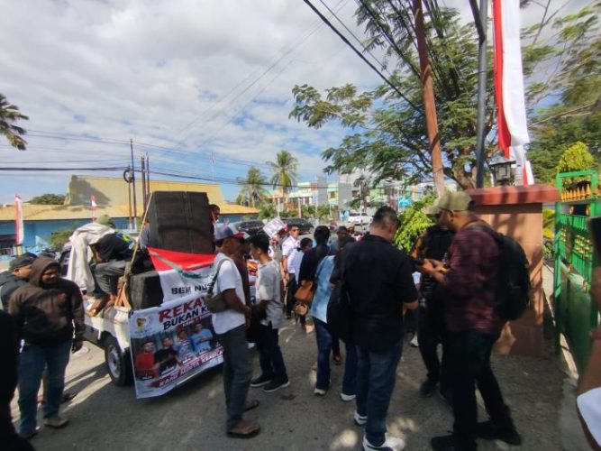 Aliansi Peduli Keadilan bersama keluarga melakukan aksi damai di PN Kupang