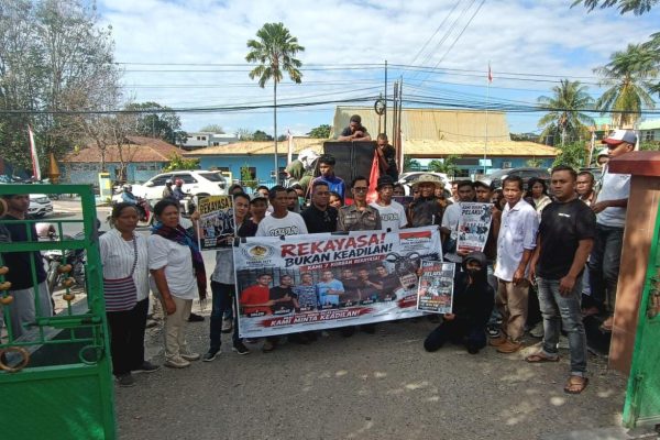 Aliansi Peduli Keadilan bersama keluarga melakukan aksi damai di PN Kupang