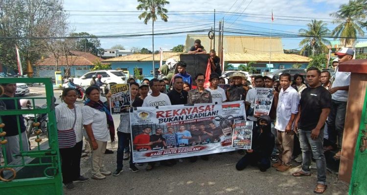 Aliansi Peduli Keadilan bersama keluarga melakukan aksi damai di PN Kupang