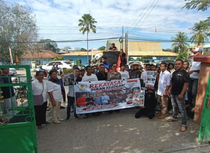 Aliansi Peduli Keadilan bersama keluarga melakukan aksi damai di PN Kupang
