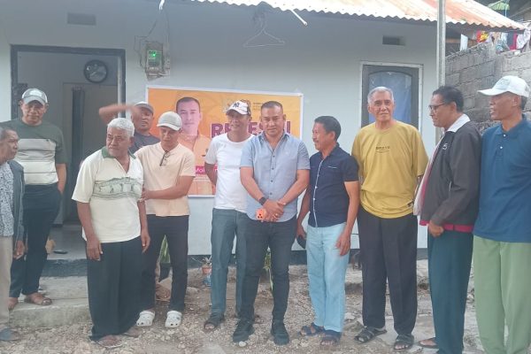 Mokris Lay Foto bersama warga RT 08 Kelurahan Naimata (yandry/kupangterkini.com)