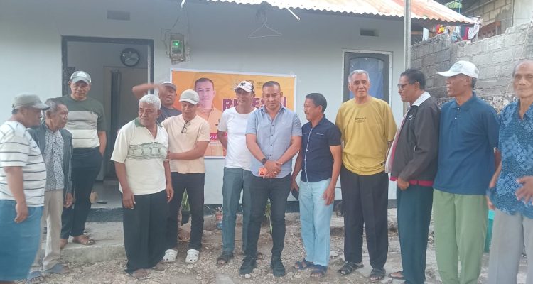 Mokris Lay Foto bersama warga RT 08 Kelurahan Naimata (yandry/kupangterkini.com) Mokris Lay Foto bersama warga RT 08 Kelurahan Naimata (yandry/kupangterkini.com)