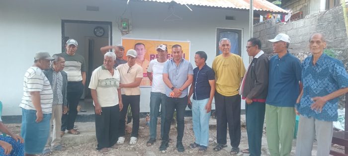 Mokris Lay Foto bersama warga RT 08 Kelurahan Naimata (yandry/kupangterkini.com)