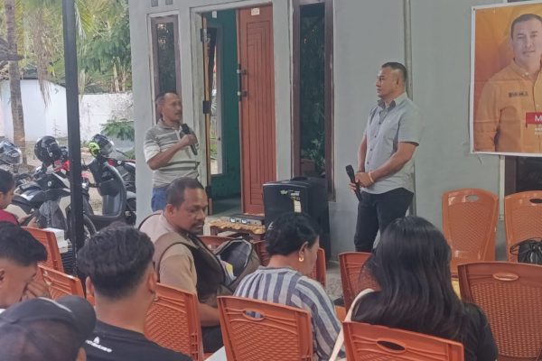 Warga Airnona ketila menyampaikan aspirasi kepada Mokris Lay (yandry/kupangterkini.com)