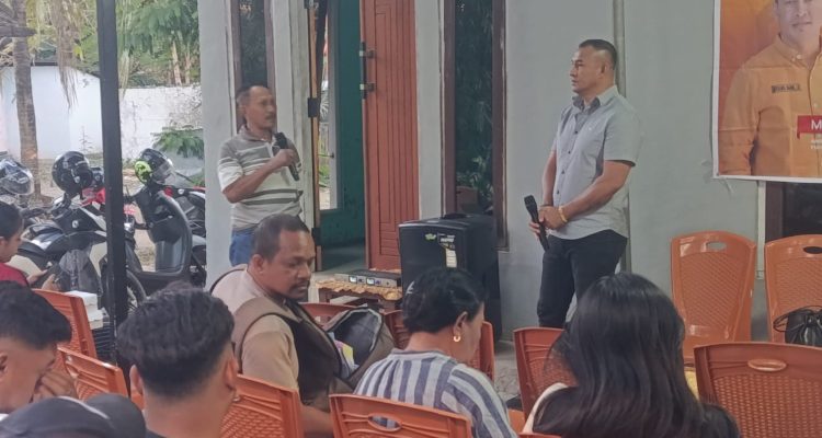 Warga Airnona ketila menyampaikan aspirasi kepada Mokris Lay (yandry/kupangterkini.com) Warga Airnona ketila menyampaikan aspirasi kepada Mokris Lay (yandry/kupangterkini.com)
