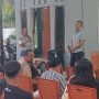Warga Airnona ketila menyampaikan aspirasi kepada Mokris Lay (yandry/kupangterkini.com)
