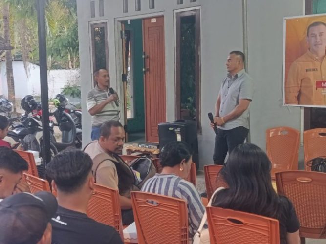 Warga Airnona ketila menyampaikan aspirasi kepada Mokris Lay (yandry/kupangterkini.com)