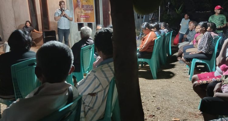 Mokris Lay saat melaksanakan reses di kelurahan Bakunase II (yandry/kupangterkini.com) Mokris Lay saat melaksanakan reses di kelurahan Bakunase II (yandry/kupangterkini.com)