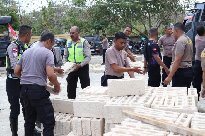 Personel Polresta Kupang Kota saat menurunkan bantuan ke gereja Santa Maria Fatima (ist)