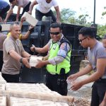 Personel Polresta Kupang Kota saat menurunkan bantuan ke gereja Santa Maria Fatima (ist)