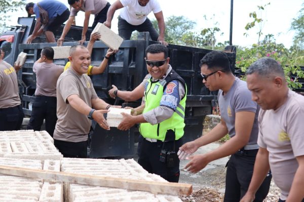 Personel Polresta Kupang Kota saat menurunkan bantuan ke gereja Santa Maria Fatima (ist)