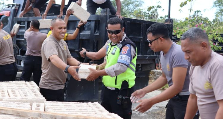 Personel Polresta Kupang Kota saat menurunkan bantuan ke gereja Santa Maria Fatima (ist)