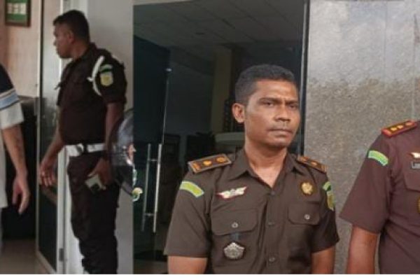 Rudi Angkari, Pelaksama proyek Buraen-Erbaun saat diperiksa jaksa serta Kajari Yupiter Selan bersama Kasi Pidsus Andrew Keya