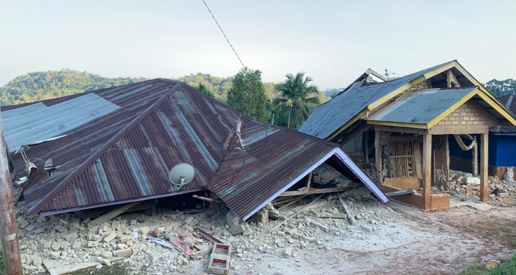 Salah satu rumah warga yang rata dengan tanah akibat gempa Salah satu rumah warga yang rata dengan tanah akibat gempa