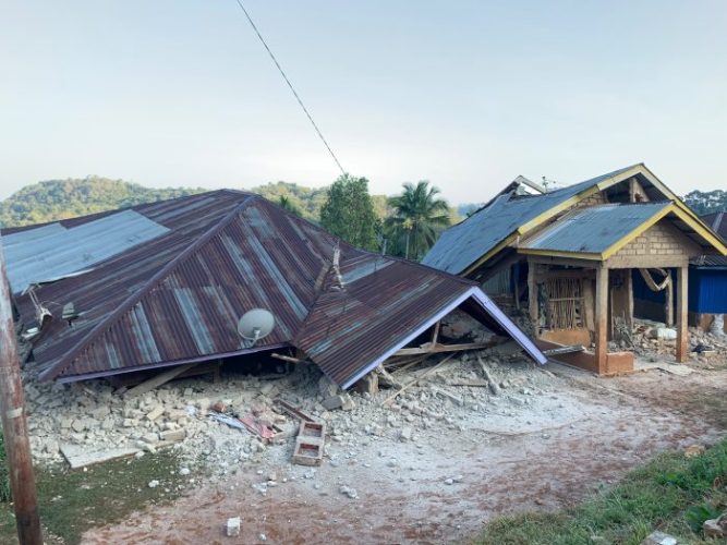 Salah satu rumah warga yang rata dengan tanah akibat gempa