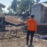 Tim SAR melakukan penyisiran dan pertolongan hari kedua pasca gempa (Basarnas Maumere) Tim SAR melakukan penyisiran dan pertolongan hari kedua pasca gempa (Basarnas Maumere)