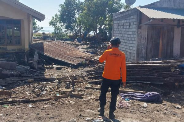 Tim SAR melakukan penyisiran dan pertolongan hari kedua pasca gempa (Basarnas Maumere) Tim SAR melakukan penyisiran dan pertolongan hari kedua pasca gempa (Basarnas Maumere)